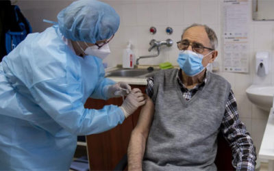 A háziorvosok fogják hívni a védőoltásra regisztrált legidősebbeket